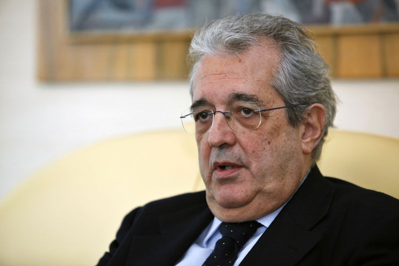 © Reuters. FILE PHOTO: Bank of Italy Director General Fabrizio Saccomanni attends an interview with Reuters in New York