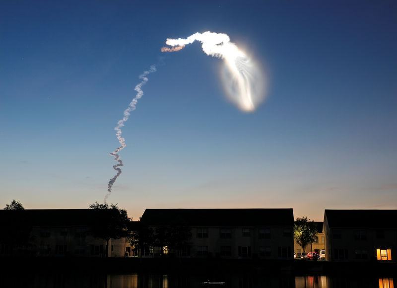 © Reuters. The contrail of a United Launch Alliance Atlas 5 rocket is illuminated by the sun after liftoff as viewed from central Florida