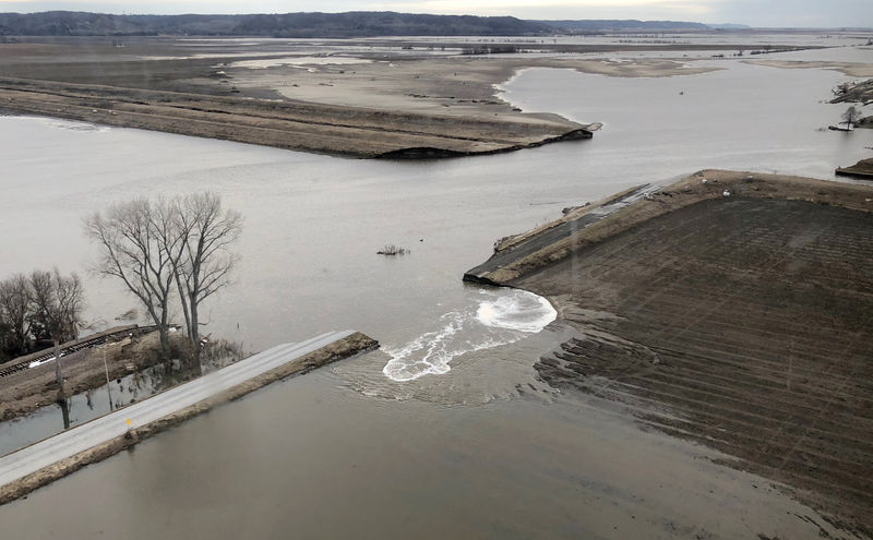 © Reuters. FILE PHOTO: A levee breach is shown in this aerial photo, from flood damage near Bartlett, Iowa