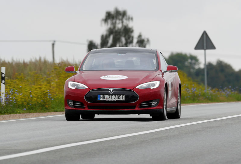 © Reuters. FILE PHOTO: Tesla Model S drives during electric car E-Rallye Baltica 2019 in Latvia