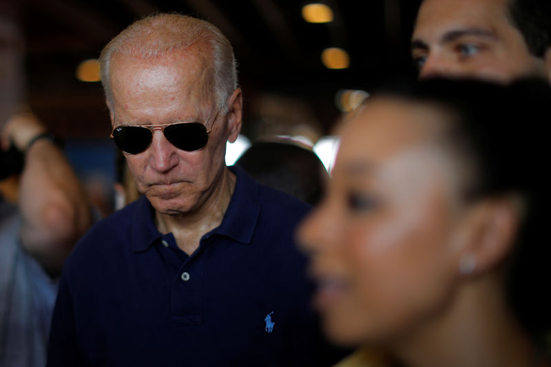 © Reuters. Democratic 2020 U.S. presidential candidate Biden pauses while signing autographs at the Iowa State Fair in Des Moines