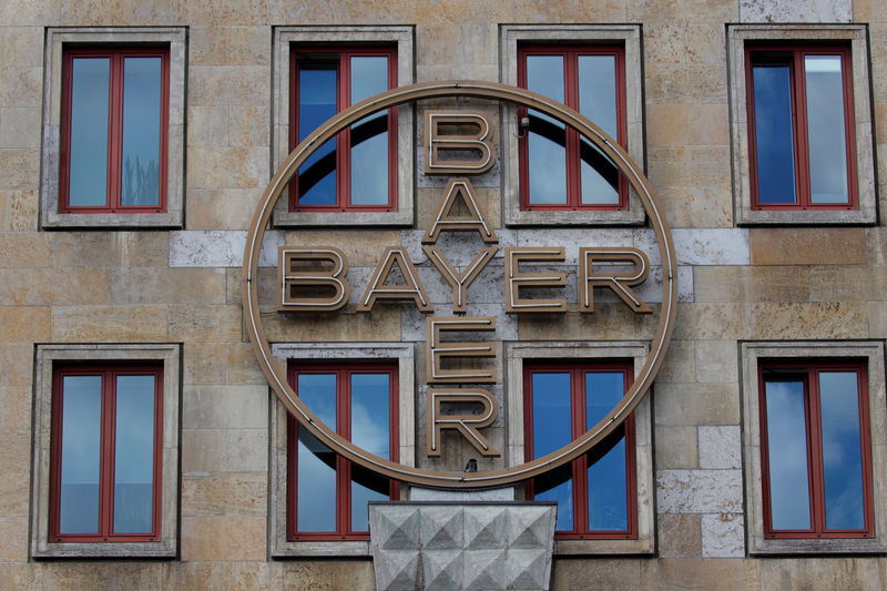 © Reuters. FILE PHOTO: Historic facade of Bayer AG headquarters of German pharmaceutical and chemical maker in Leverkusen