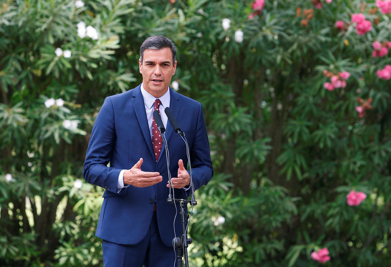 © Reuters. El presidente en funciones, Pedro Sánchez, habla en una breve conferencia de prensa tras su tradicional reunión de verano con el rey Felipe VI en el Palacio Marivent de Palma de Mallorca