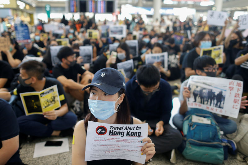 Manifestantes ocupam aeroporto de Hong Kong em protesto com pedidos por &quot;democracia já&quot;