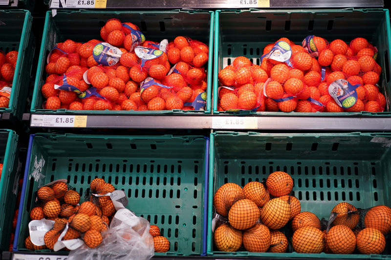 © Reuters. FILE PHOTO: Fruit is displayed for sale inside a supermarket in London