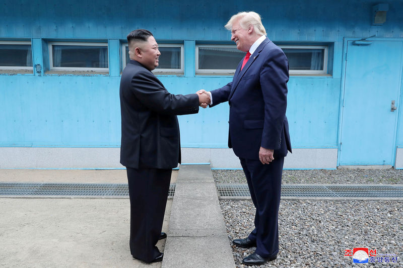 © Reuters. FILE PHOTO: Trump meets with North Korean leader Kim Jong Un at the DMZ on the border of North and South Korea