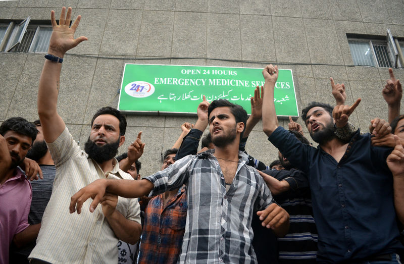 © Reuters. Demonstrators shout slogans outside a hospital emergency unit during a protest after the Indian government scrapped special status for Kashmir, in Srinagar