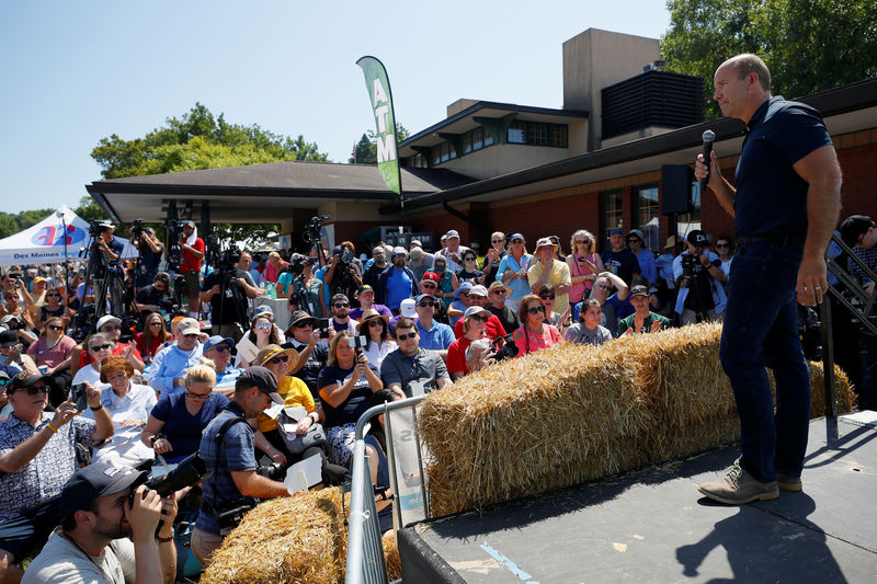 © Reuters. Democratic 2020 U.S. presidential candidate and former U.S. Rep. John Delaney speaks at the Iowa State Fair in Des Moines