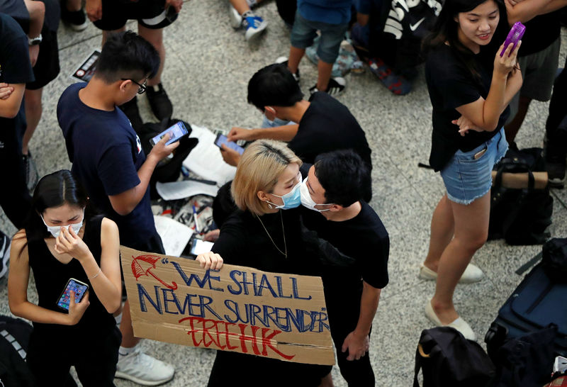 © Reuters. Anti-extradition bill demonstrators attend a protest at the arrival hall of Hong Kong Airport