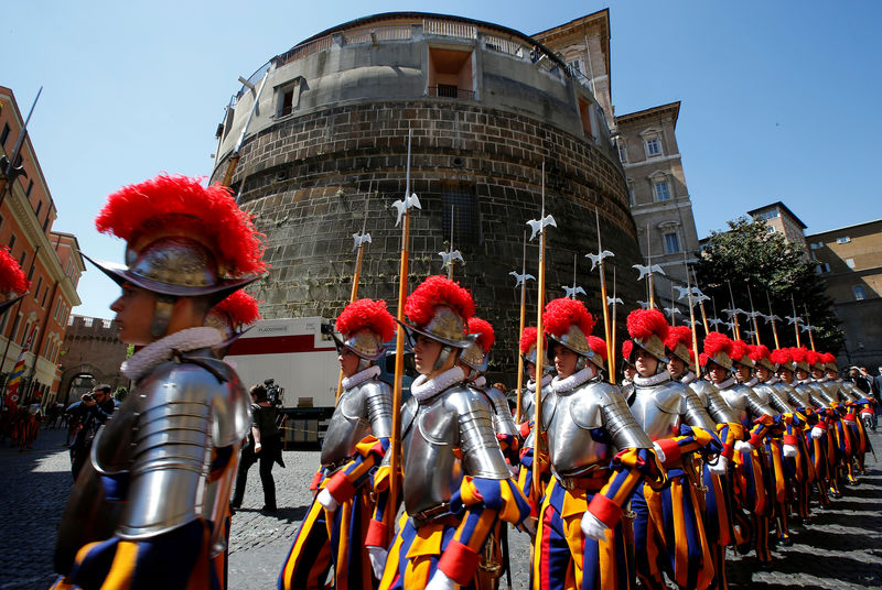 © Reuters. FILE PHOTO: New recruits of the Vatican's elite Swiss Guard march in front of the tower of the Institute for Works of Religion during the swearing-in ceremony at the Vatican