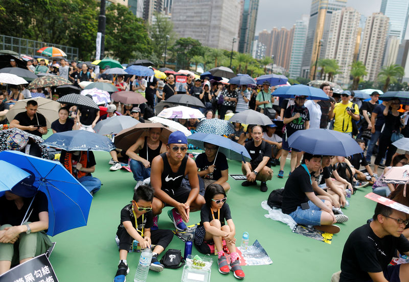 © Reuters. Anti-extradition bill protesters attend a demonstration in Victoria Park in Hong Kong