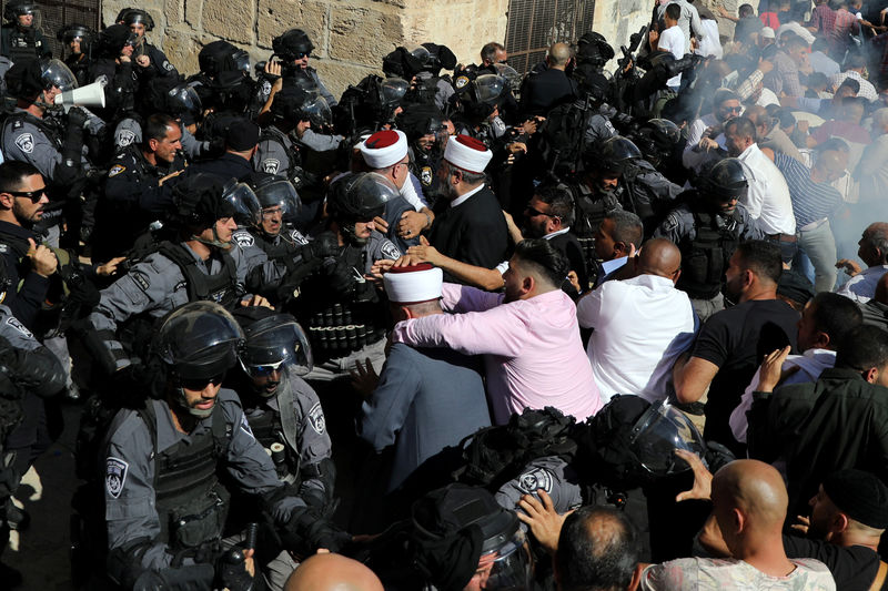 © Reuters. الشرطة الإسرائيلية تشتبك مع مصلين فلسطينيين في حرم المسجد الأقصى