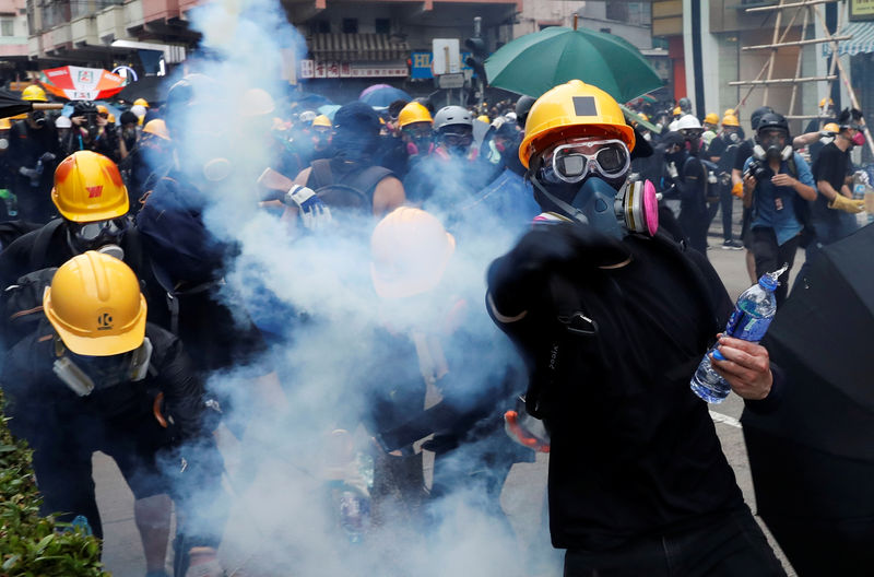 © Reuters. Anti-extradition bill protesters react after police fired tear gas during a demonstration in Sham Shui Po neighbourhood in Hong Kong