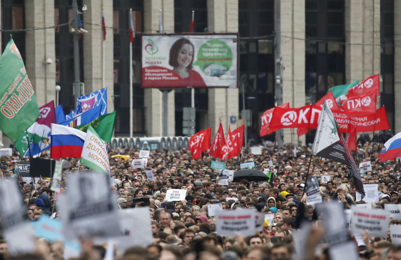 © Reuters. People attend a rally to demand authorities allow opposition candidates to run in a local election in Moscow