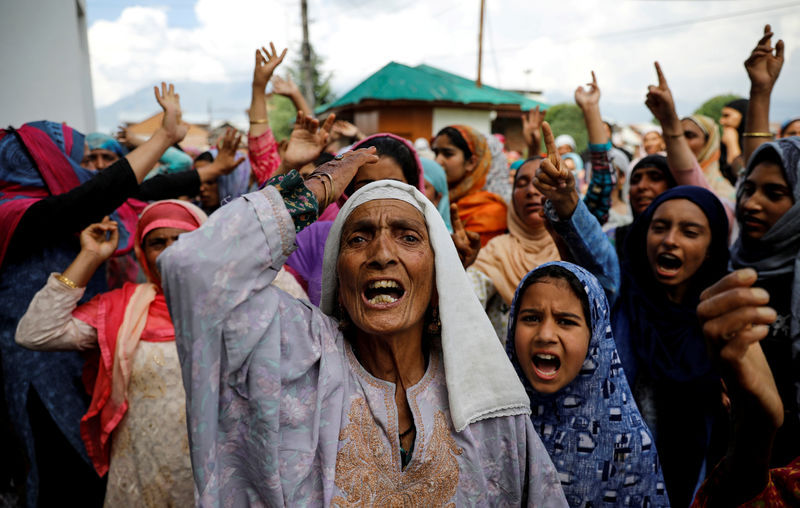 المئات يرددون هتافات مناهضة للهند في كشمير عشية العيد