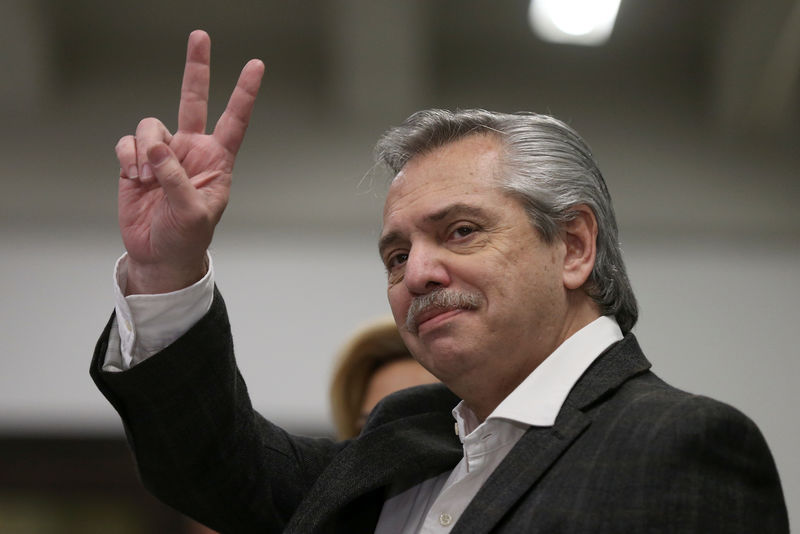 El opositor Fernández logra una abrumadora diferencia sobre Macri en las primarias de Argentina