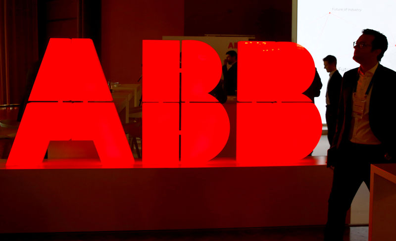 © Reuters. FILE PHOTO: Logo of Swiss power technology and automation group ABB is seen at the Swiss Economic Forum conference in Interlaken