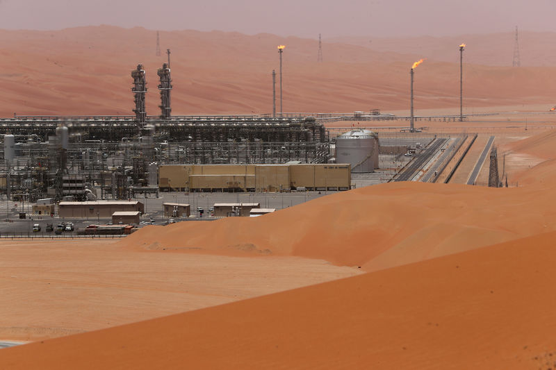 © Reuters. FILE PHOTO: General view of the Natural Gas Liquids facility in Saudi Aramco's Shaybah oilfield at the Empty Quarter, Saudi Arabia