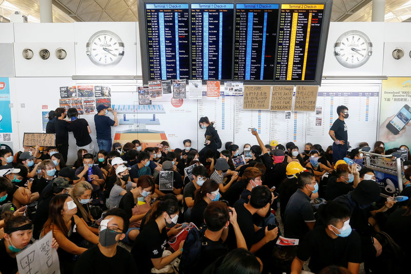 Tous les vols annulés à l'aéroport de Hong Kong, Pékin hausse encore le ton