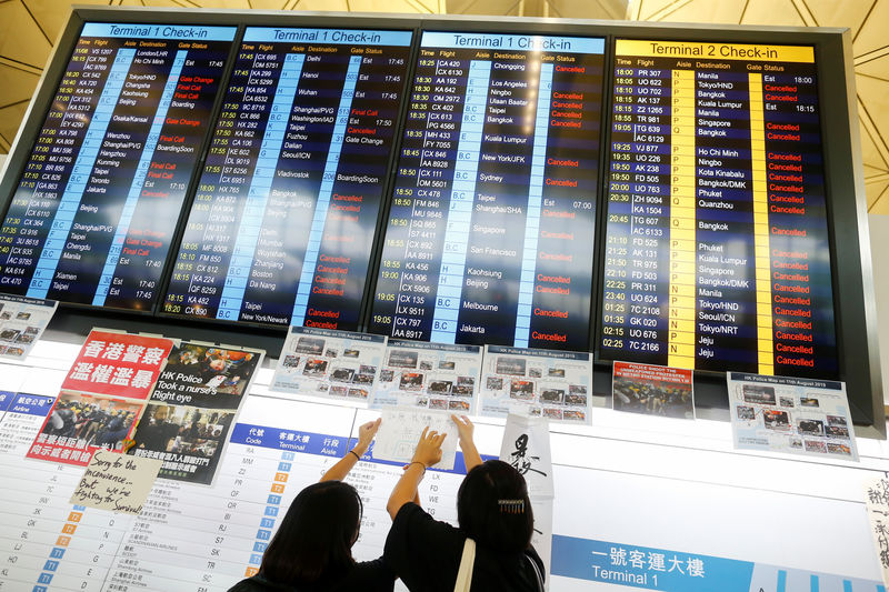 Aeroporto de Hong Kong interrompe atividades após novos protestos contra governo