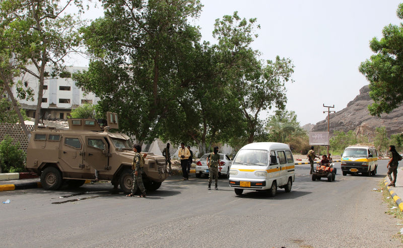 © Reuters. Checkpoints manned by Yemen's southern separatist troops in Aden