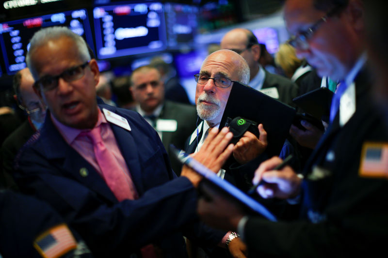 © Reuters. Traders work on the floor at the New York Stock Exchange (NYSE) in New York