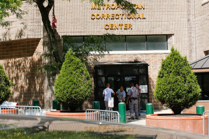 © Reuters. Security personnel and people are seen at the entrance of the Metropolitan Correctional Center jail where financier Epstein was found dead in the Manhattan borough of New York City, New York