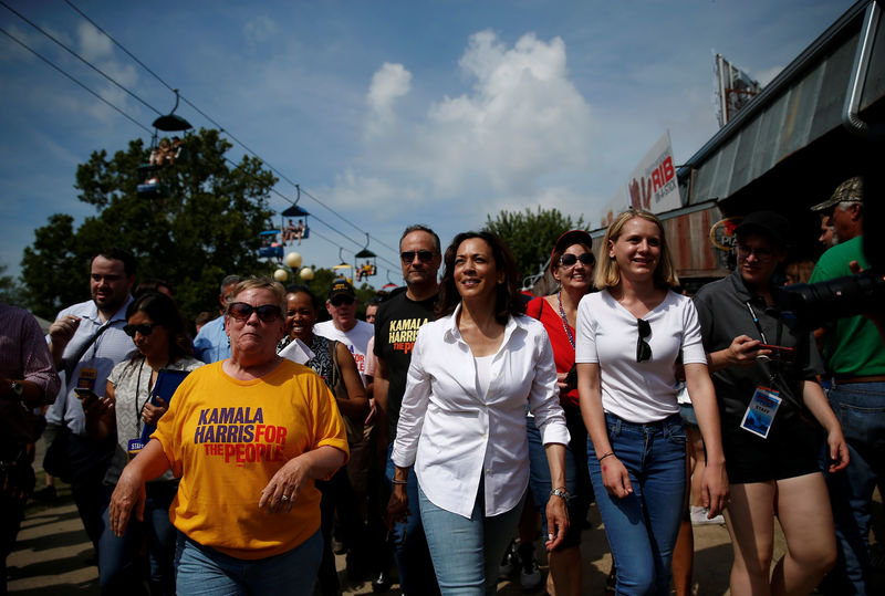 © Reuters. 2020 Democratic U.S. presidential candidate and U.S. Senator Kamala Harris (D-CA) walks at the Iowa State Fair in Des Moines