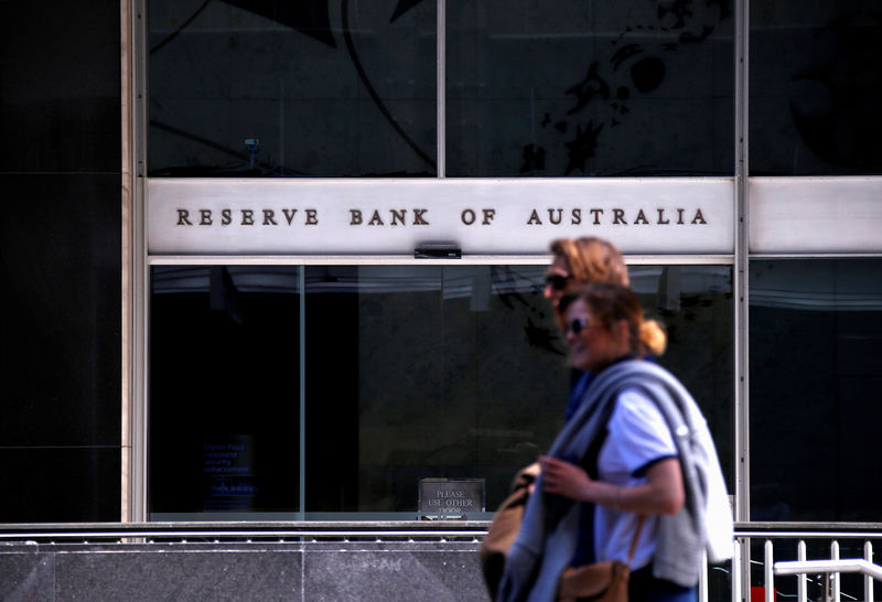 © Reuters. Pedestrians walk past the main entrance to the Reserve Bank of Australia head office in central Sydney, Australia
