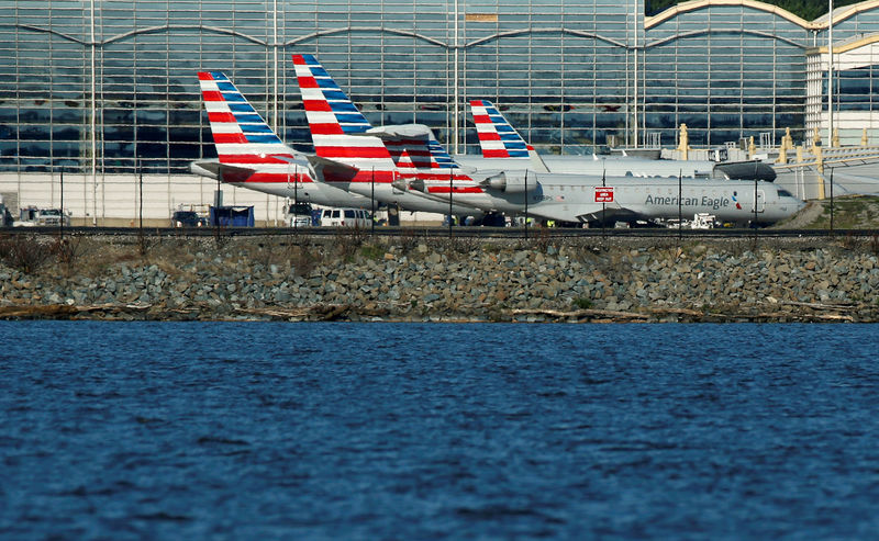 © Reuters. FILE PHOTO: American Airlines jets are parked at Washington National Airport in Washington
