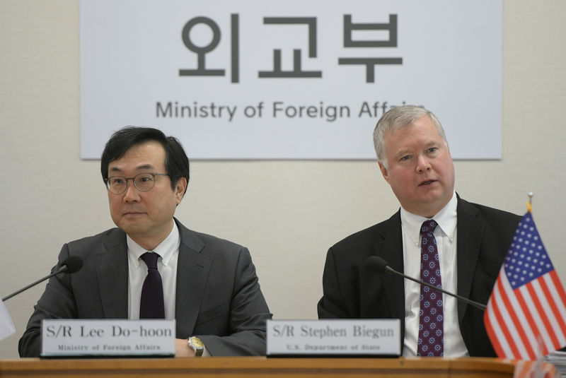 © Reuters. FILE PHOTO: US Special Representative for North Korea Stephen Biegun talks with South Korea's Special Representative for Korean Peninsula Peace and Security Affairs Lee Do-hoon during their meeting at the foreign ministry in Seoul