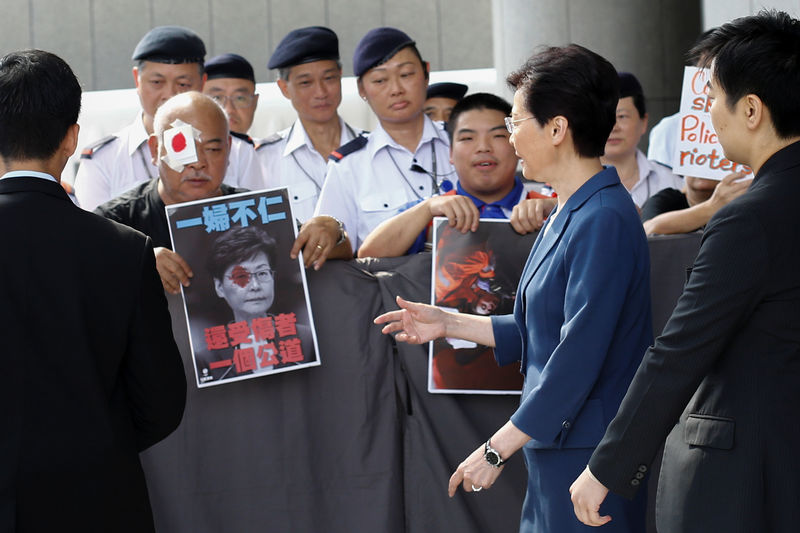 © Reuters. Hong Kong's Chief Executive Carrie Lam meets petitioners outside her office in Hong Kong