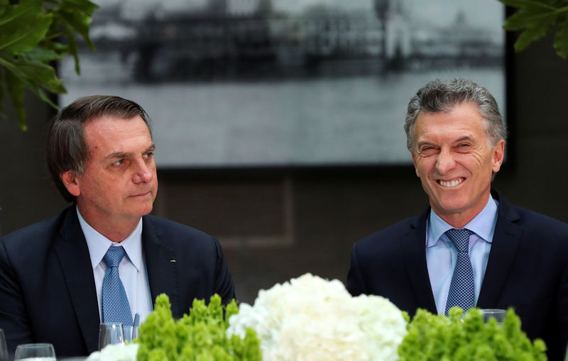 Bolsonaro advierte que habrá una crisis de refugiados argentinos si Macri pierde en octubre