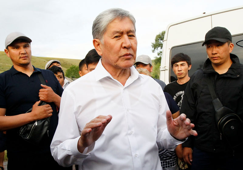 © Reuters. FILE PHOTO: Kyrgyz former President Atambayev meets with journalists at his residence near Bishkek