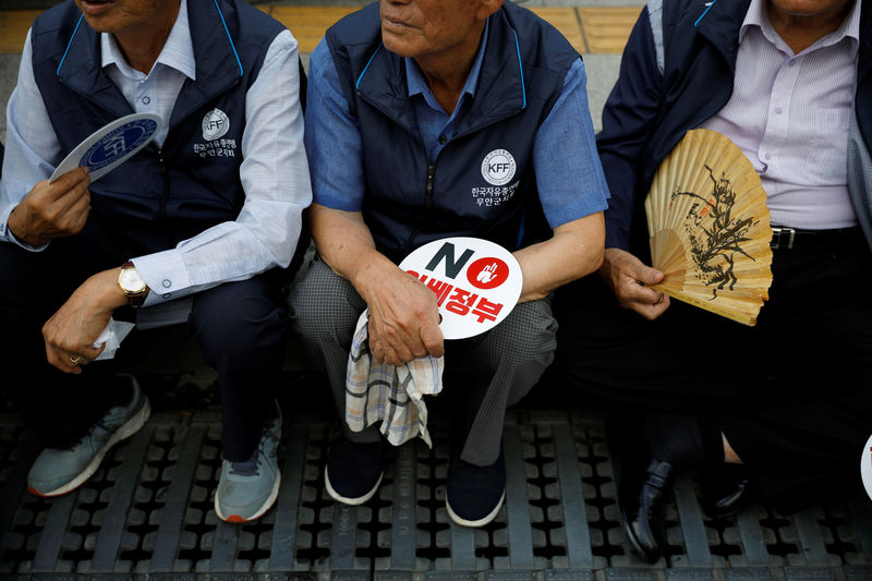 © Reuters. Members of a conservative civic group attends an anti-Japan protest in Seoul