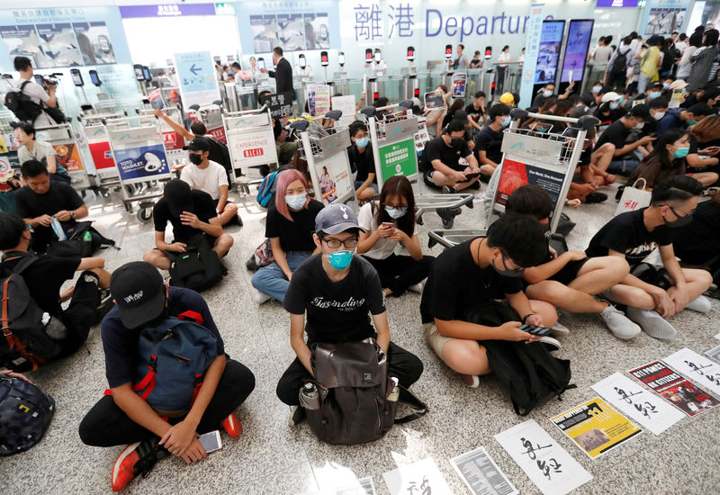 La líder de Hong Kong insta a mantener la calma, mientras el aeropuerto reabre sus puertas