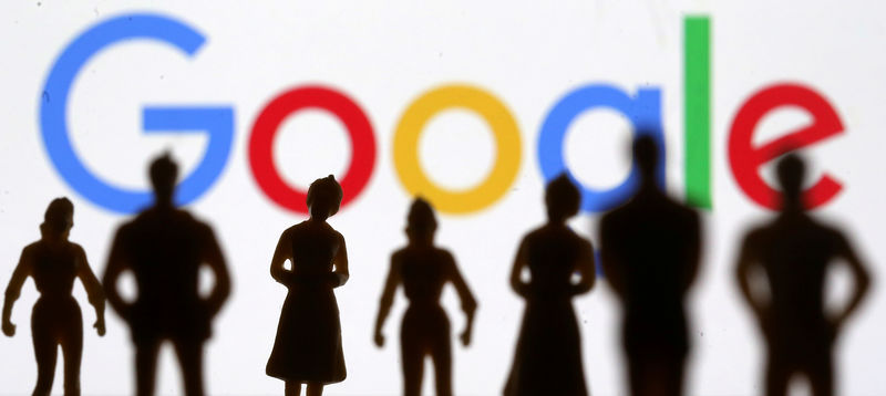 © Reuters. FILE PHOTO: Small toy figures are seen in front of Google logo in this illustration picture