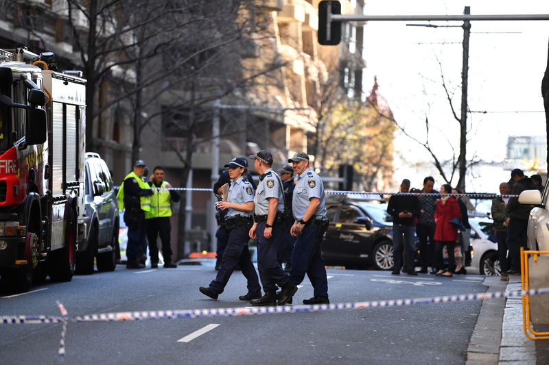 © Reuters. Agentes de la policía investigan la escena tras un ataque con arma blanca en Sydney, Australia, el 13 de agosto de 2019