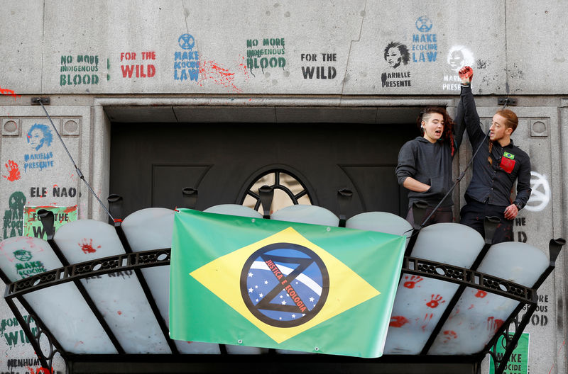 © Reuters. Ativistas do clima protestam na embaixada do Brasil em Londres