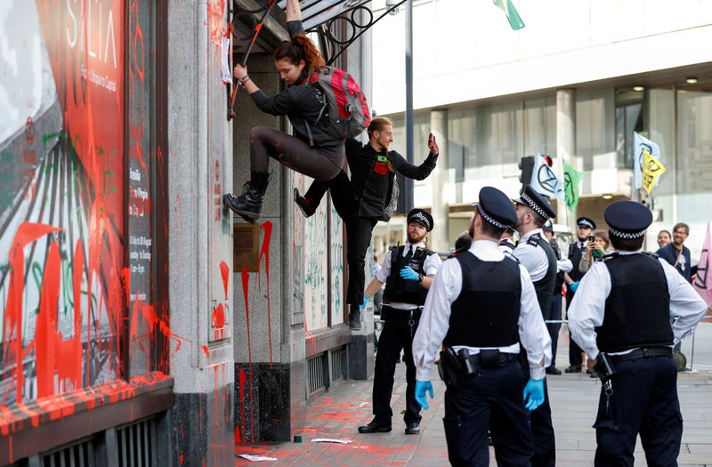 © Reuters. محتجون على تغير المناخ يلطخون سفارة البرازيل في لندن بطلاء أحمر