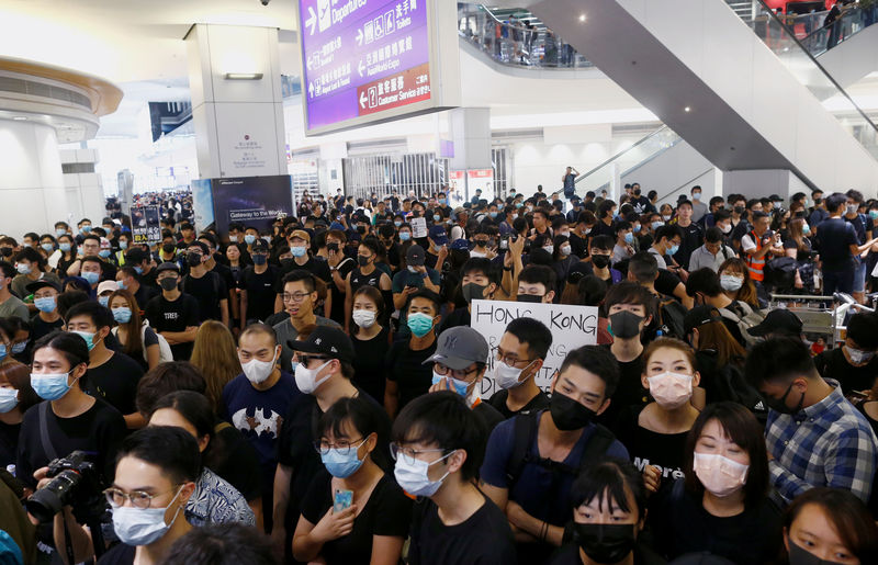 Aeroporto de Hong Kong suspende embarques, e líder critica &quot;pânico e caos&quot;