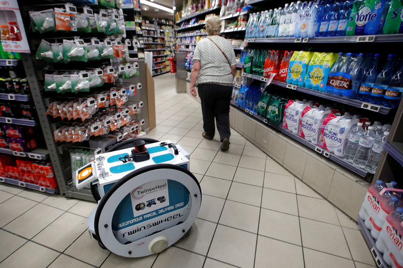 © Reuters. Consumidora faz compra em mercado nos Estados Unidos