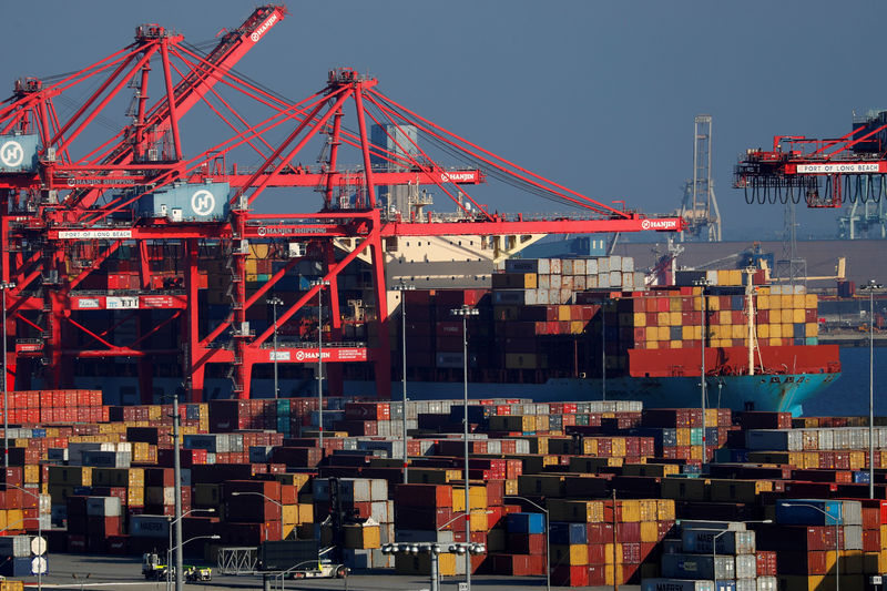 © Reuters. Los barcos y contenedores de envío se muestran en el puerto de Long Beach en Long Beach, California
