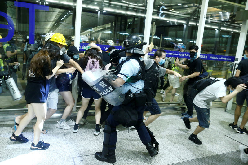 Manifestantes e polícia entram em confronto em aeroporto de Hong Kong; ONU pede moderação às autoridades