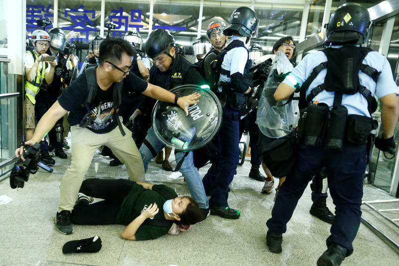 © Reuters. 香港空港で警察とデモ隊が衝突、長官「奈落の底」と訴え