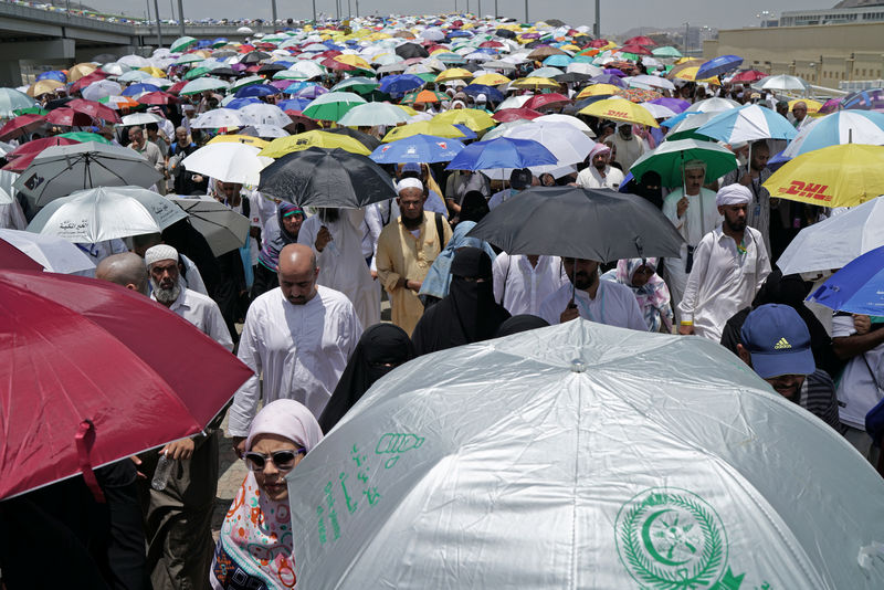 Muslim pilgrims pray in Mecca as haj winds down without incident