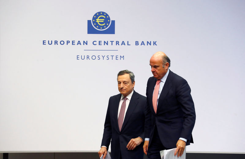 © Reuters. FOTO DE ARCHIVO: El presidente del Banco Central Europeo Draghi y el vicepresidente de Guindos dejan una conferencia de prensa en la sede del BCE en Frankfurt