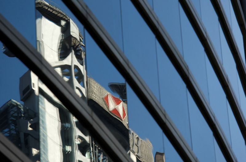 © Reuters. FILE PHOTO: The HSBC headquarters is reflected on the facade of a commercial building in Hong Kong