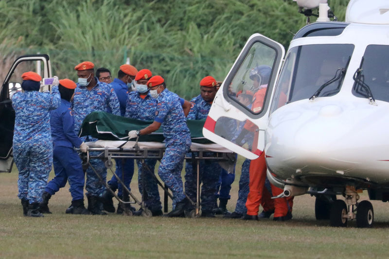 © Reuters. A body believed to be 15-year-old Irish girl Nora Anne Quoirin who went missing is brought out of a helicopter in Seremban