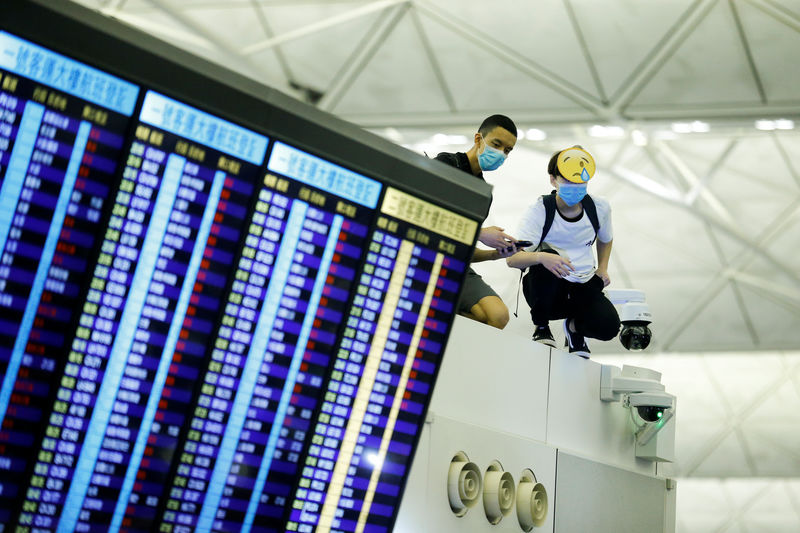 مكتب شؤون هونج كونج في الصين يندد بالأعمال &quot;شبه الإرهابية&quot; في مطار هونج كونج